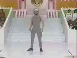 592485 B