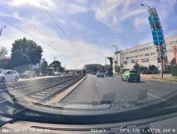 2565989 B